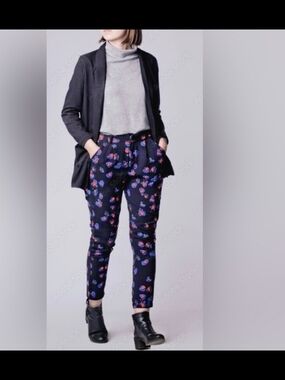 Topshop High-Rise Tapered Ankle Pants Featuring A Navy Floral Print Size Large